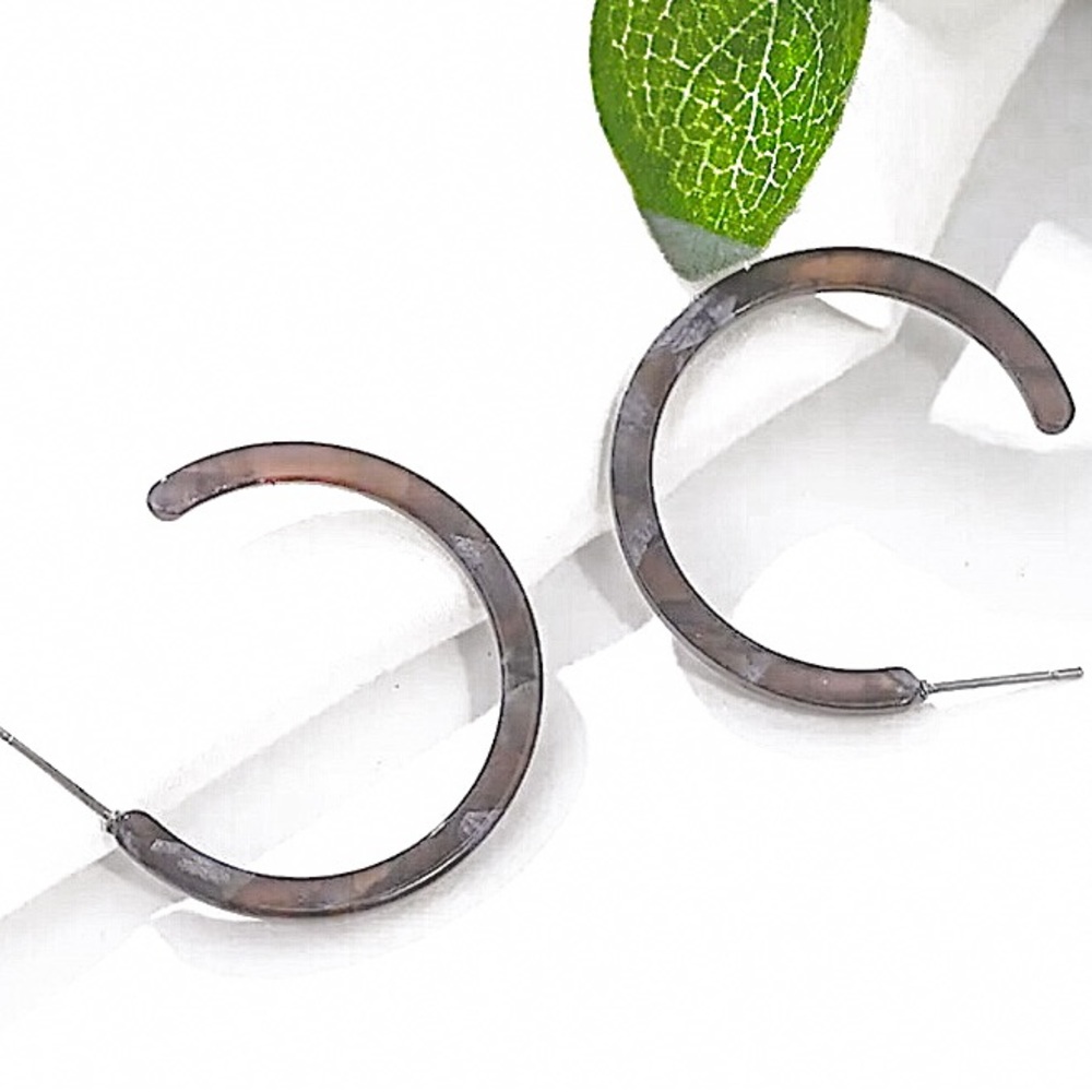 💜10/$25💜NEW Medium Gray Acrylic Hoop Earrings